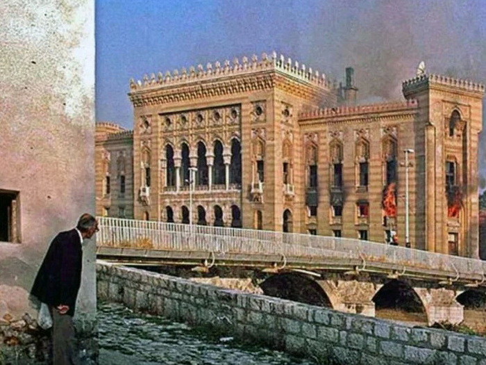 Na današnji dan prije 31 godinu granatirana je i zapaljena Vijećnica