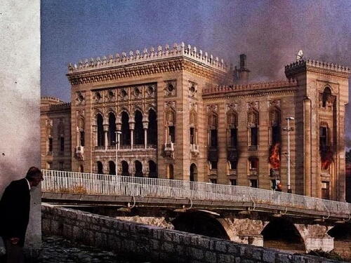 Na današnji dan prije 32 godine granatirana je i zapaljena Vijećnica