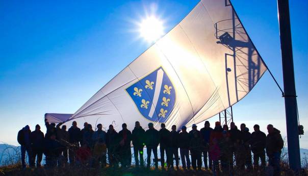 Na današnji dan usvojena zastava i grb BiH s ljiljanima