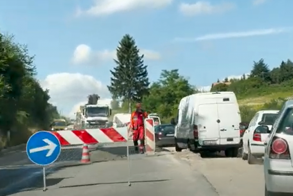 Na dionici ceste M18 Olovo - Semizovac u toku radovi na izgradnji trake za spora vozila 