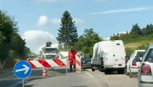 Na dionici ceste M18 Olovo - Semizovac u toku radovi na izgradnji trake za spora vozila
