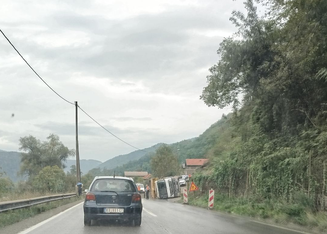 Na dionici Zenica–Nemila se prevrnuo teretnjak