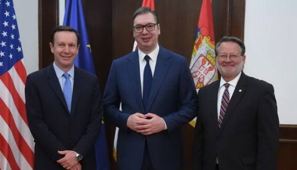 Na dvije stolice: Vučić s Amerikancima, Dačić i Vulin u Moskvi