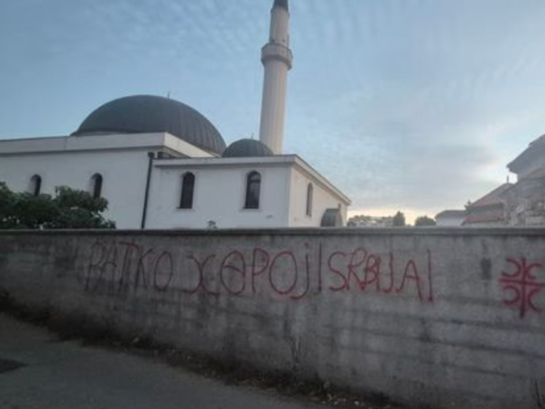 Na džamiji u Banjoj Luci grafiti veličanja zločinca Mladića