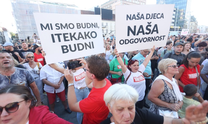 Na glavnom trgu u Zagrebu stotine ljudi bez maski