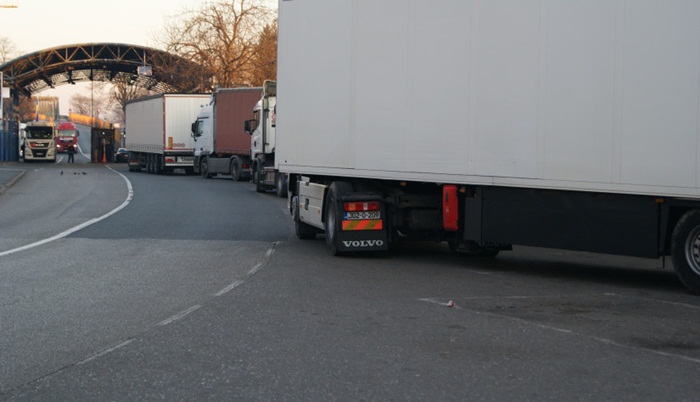 Na GP Bosanska Gradiška duge kolone teretnih vozila na ulazu u BiH