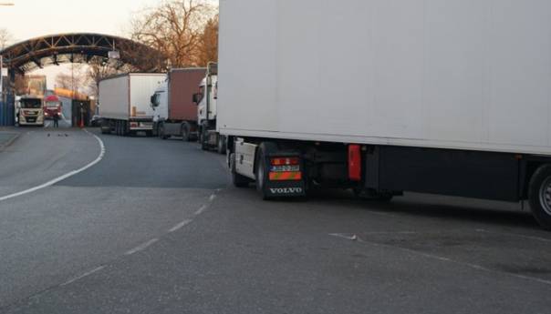 Na GP Bosanska Gradiška duge kolone teretnih vozila na ulazu u BiH