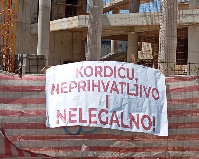 Na gradilištu HNK u Mostaru postavljen transparent: Poruka Kordiću