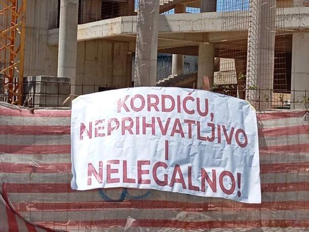 Na gradilištu HNK u Mostaru postavljen transparent: Poruka Kordiću