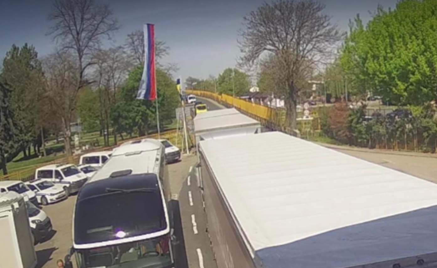 Na granici s Hrvatskom postavljena velika zastava RS-a iznad zastave BiH