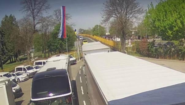 Na granici s Hrvatskom postavljena velika zastava RS-a iznad zastave BiH