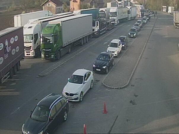 Na graničnim prelazima duge kolone vozila na izlazu iz BiH