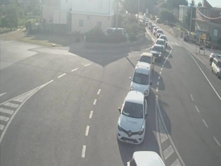 Na graničnim prelazima Izačić, Velika Kladuša, Kostajnica i Deleuša pojačan promet vozila