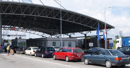 Na graničnim prijelazima Izačić, Gradina i Bosanska Gradiška pojačan promet