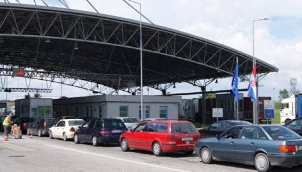 Na graničnim prijelazima Izačić, Gradina i Bosanska Gradiška pojačan promet
