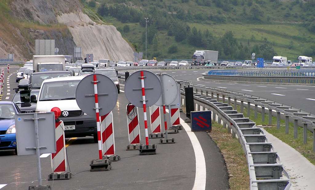 Na graničnim prijelazima Izačić, Velika Kladuša i Bosanska Gradiška duge kolone vozila