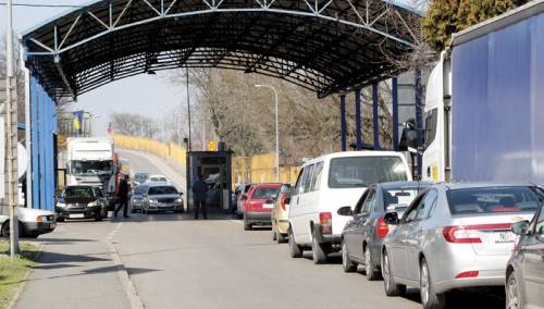 Na graničnom prelazu Bosanska Gradiška na izlazu iz BiH pojačan promet vozila