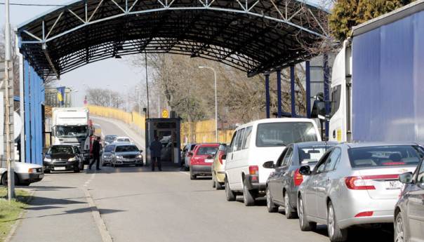 Na graničnom prelazu Bosanska Gradiška na izlazu iz BiH pojačan promet vozila