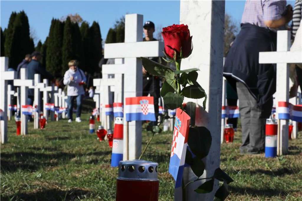 Na grobove na Memorijalnom groblju položene ruže i upaljene svijeće