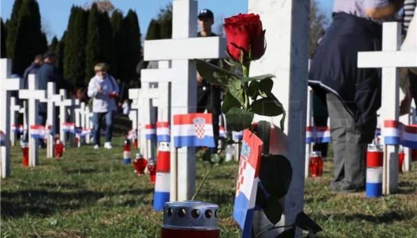 Na grobove na Memorijalnom groblju položene ruže i upaljene svijeće