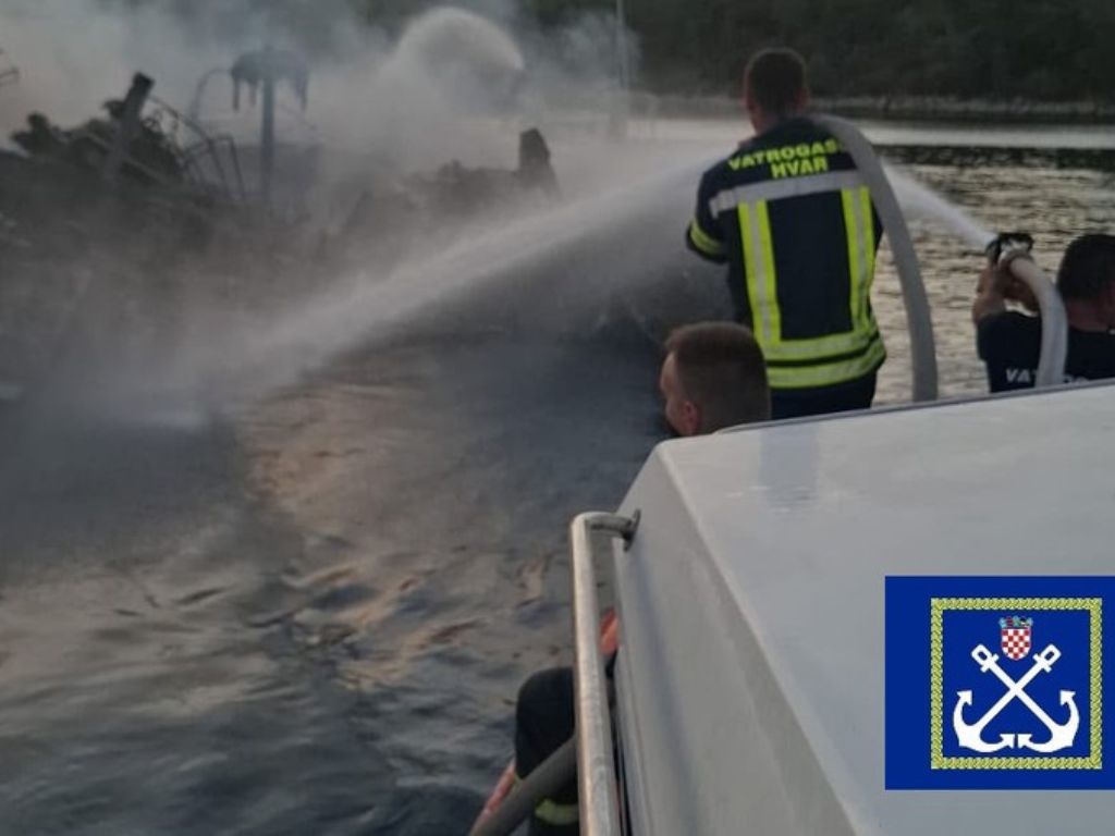 Na Hvaru je izgorio katamaran i potonuo na morsko dno