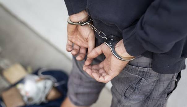 Na Ilidži uhapšen osumnjičeni za prodaju droge, pronađeno mu i oružje