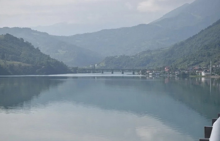 Na Jablaničkom jezeru muškarac stradao od udara groma