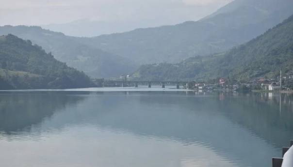 Na Jablaničkom jezeru muškarac stradao od udara groma