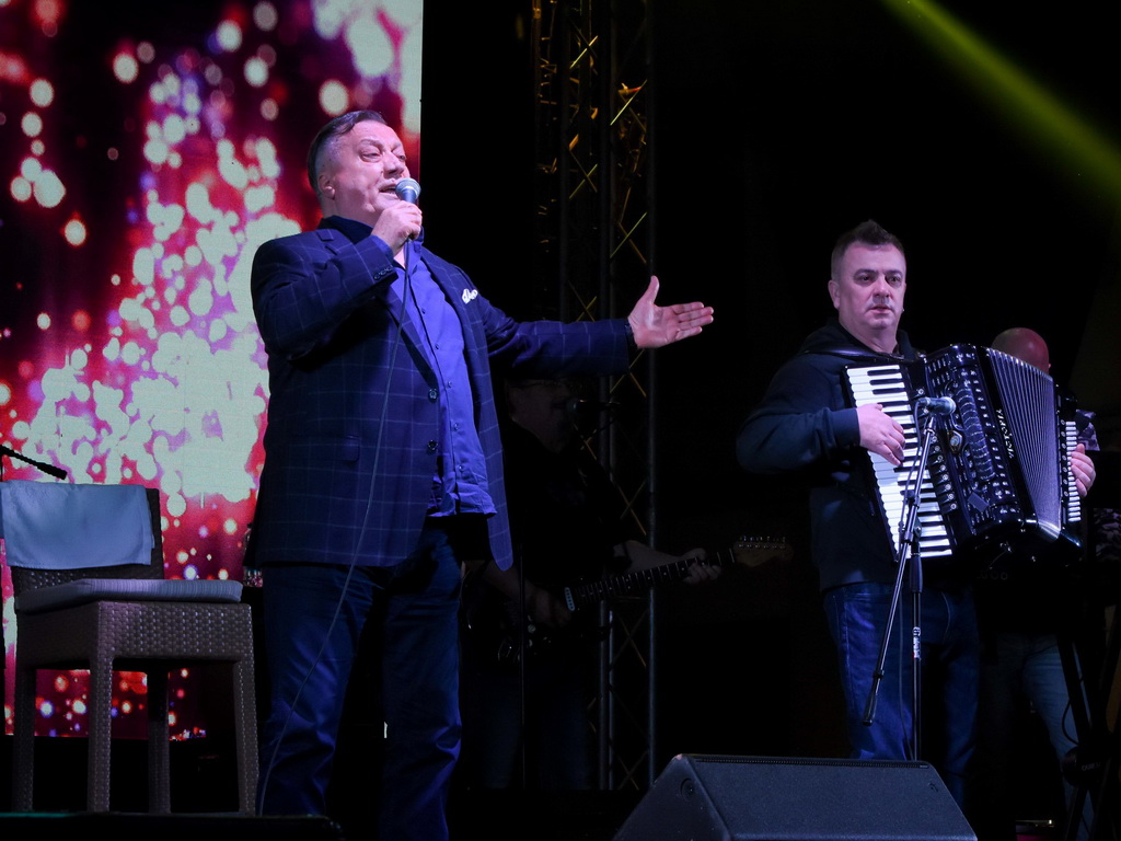 Na koncertu Halida Bešlića u Brčkom više od 15.000 ljudi uglas pjevalo hitove