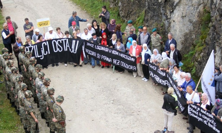 Na Korićanskim stijenama obilježena 29. godišnjica ubistva 200 logoraša