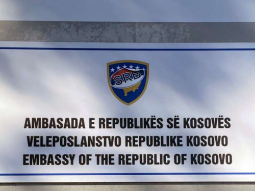 Na kosovskoj ambasadi u Zagrebu osvanula naljepnica srpske zastave