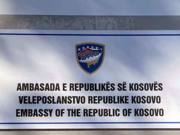 Na kosovskoj ambasadi u Zagrebu osvanula naljepnica srpske zastave