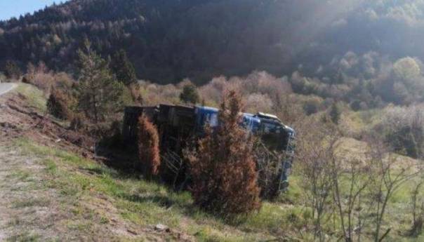 Na Kupresu kamion sletio s ceste