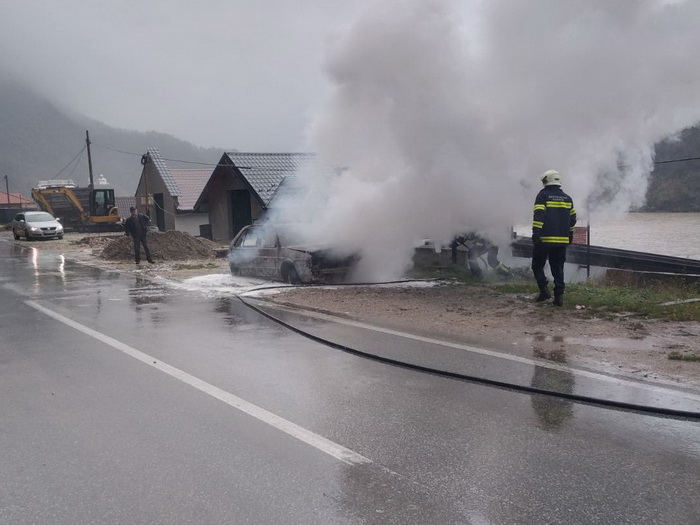 Na magistralnom putu kod Zvornika zapalio se i izgorio automobil