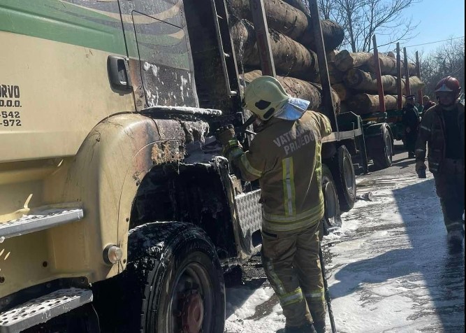 Na magistralnom putu se zapalio kamion pun trupaca