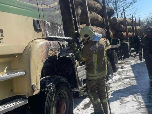 Na magistralnom putu se zapalio kamion pun trupaca