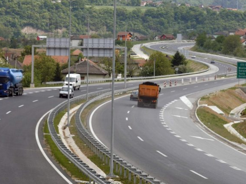 Na magistralnom putu Semizovac-Olovo-Kladanj saobraćaj usporen zbog sanacionih radova
