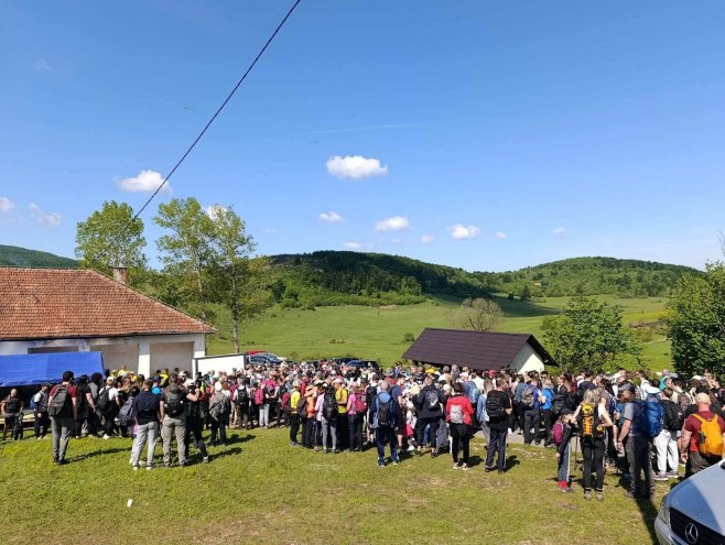 Na Manjači među više od 500 planinara beba i Milomir (91)