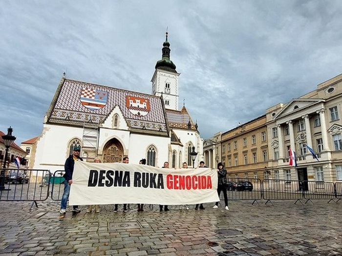 Na Markovom trgu pozirali s transparentom 'Desna ruka genocida'