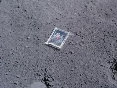 Na Mjesecu se već 50 godina nalazi jedna porodična fotografija