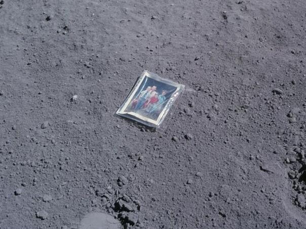 Na Mjesecu se već 50 godina nalazi jedna porodična fotografija