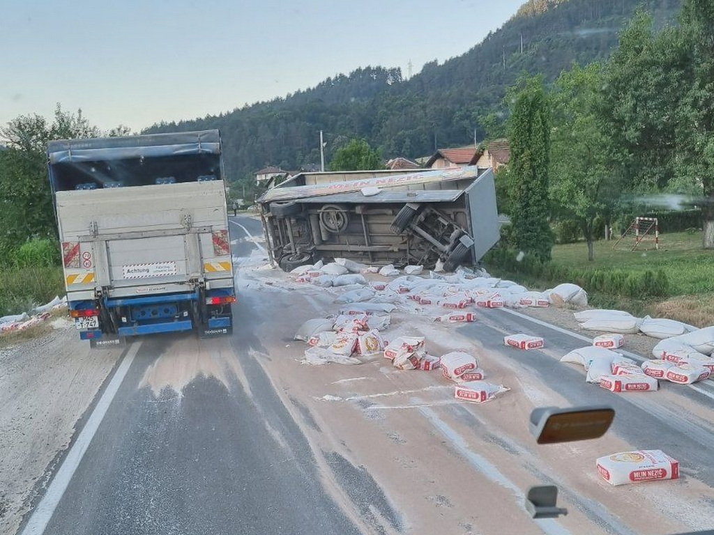 Na MP Maglaj-Doboj saobraćaj jednom trakom zbog prevrnutog teretnog vozila