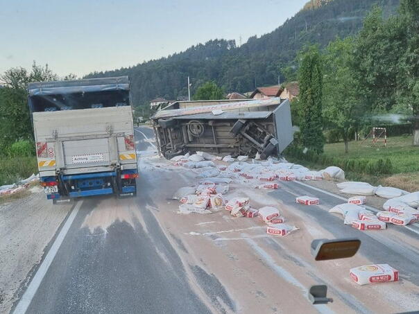 Na MP Maglaj-Doboj saobraćaj jednom trakom zbog prevrnutog teretnog vozila