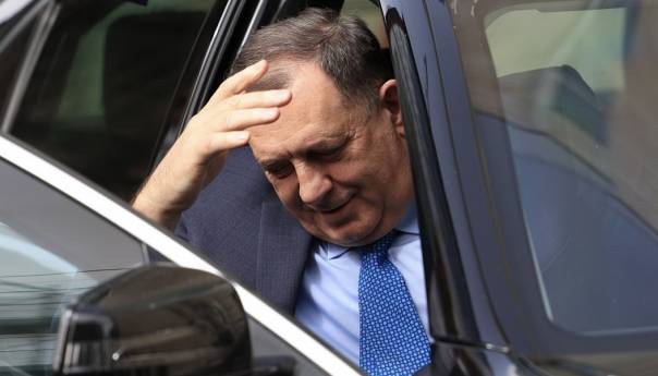Na naplatu stiže preko milijardu KM duga, a Dodik kupuje auto od 270 hiljada KM