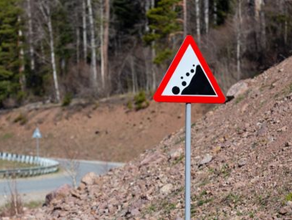 Na nekim dionicama magla smanjuje vidljivost, povećana opasnost od odrona