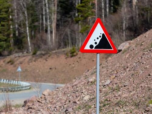 Na nekim dionicama magla smanjuje vidljivost, povećana opasnost od odrona