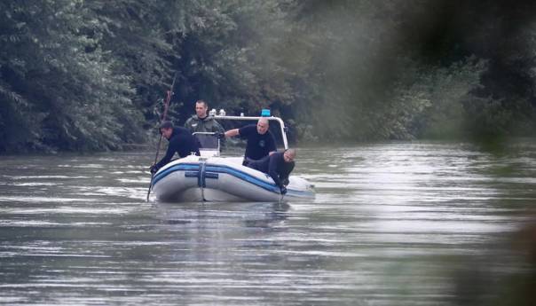 Na obali Kupe pronađeni strani državljani, dvoje preminulo