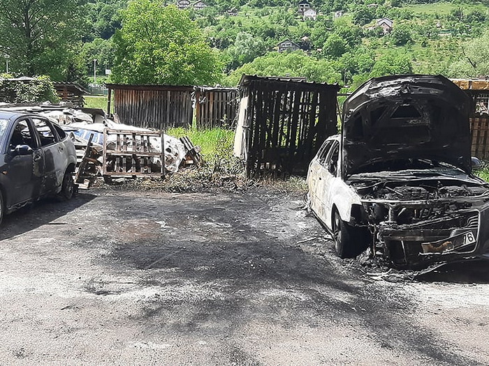 Na parkingu u Foči izgorjela tri vozila