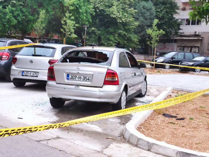 Na parkingu u Mostaru rano jutros izgorio automobil
