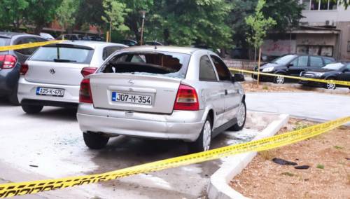 Na parkingu u Mostaru rano jutros izgorio automobil